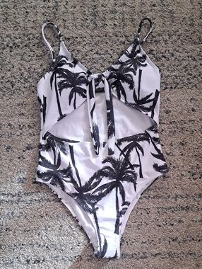 Source Unknown White and Black Palm-Print One-Piece Swimsuit